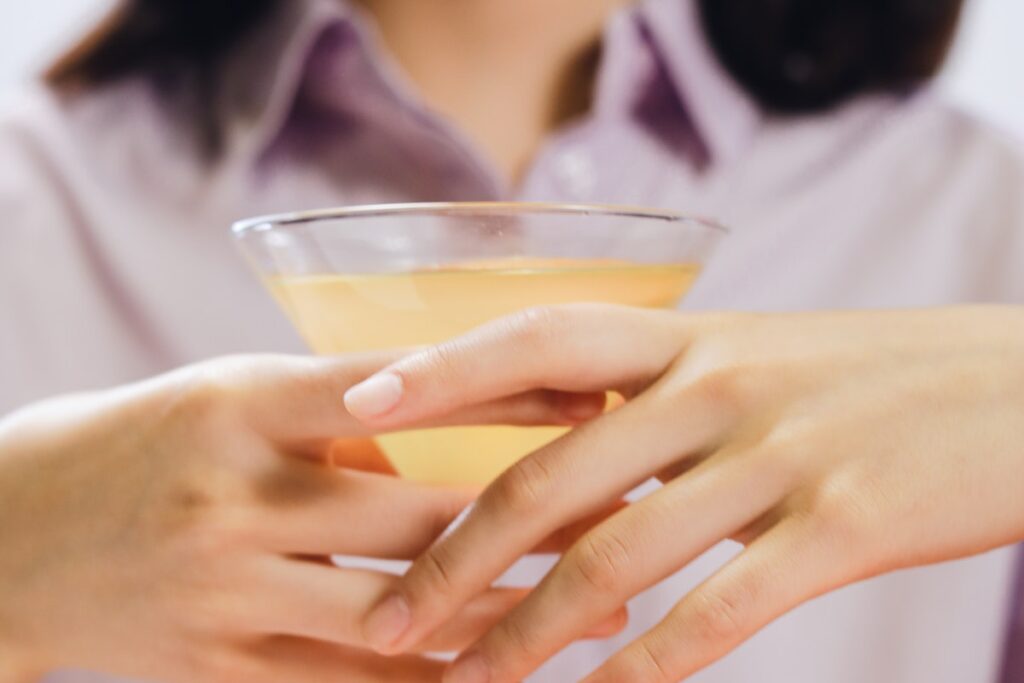 Tipuri de pahare pentru băuturi alcoolice pahar martini plin