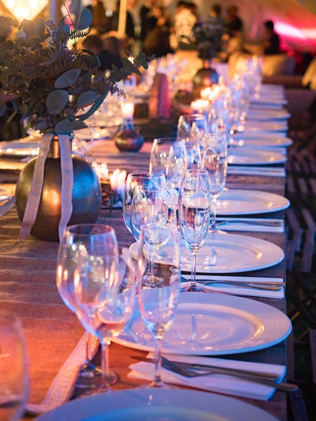 Cum poziționezi corect paharele la servirea mesei masa eveniment formal