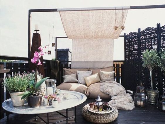 Canapea mica pentru un balcon modern