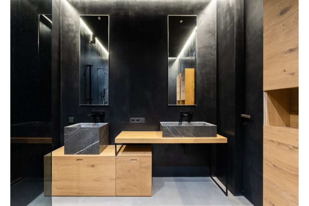 baie neagră mare cu mobilă din lemn