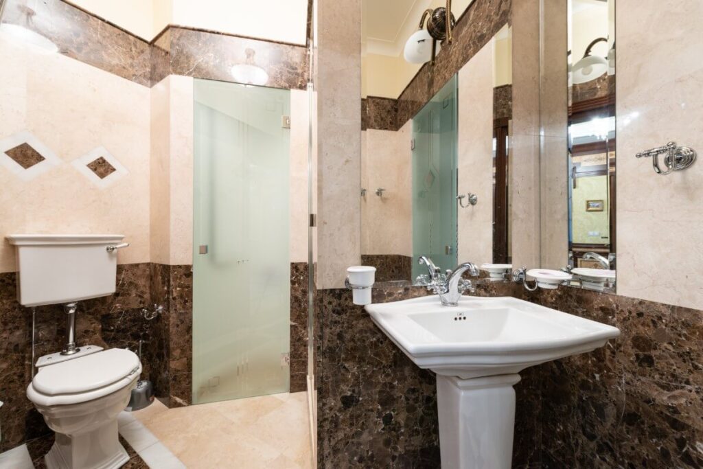 How do you choose the right panel according to the design of the bathroom?