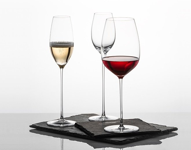 ritual de servire a vinului pahare vin alb si pahare vin rosu