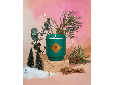 Lumanare parfumata My Jolie Candle Les Essentielles Christmas Frosted fir 200g + bratara aurie decor rosu 