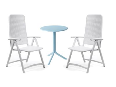 Set Nardi cu masa Spritz  d 60.5cm, h 76.5 albastru si doua scaune pliabile Darsena alb
