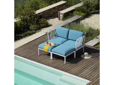 Set mobilier exterior Nardi Komodo cu cadru alb si perne albastru adriatic Sunbrella