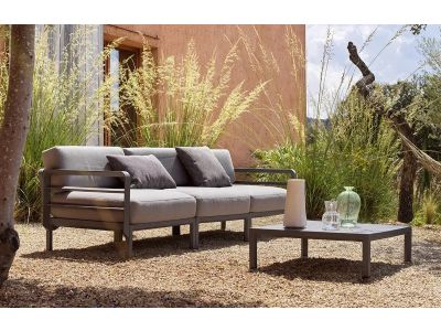 Set mobilier exterior Nardi Maximo cu canapea 3 locuri,cadru gri Basalto, masuta si perne gri Lava Sunbrella
