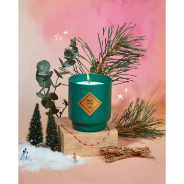 Lumanare parfumata My Jolie Candle Les Essentielles Christmas Frosted fir 200g + bratara aurie decor rosu 