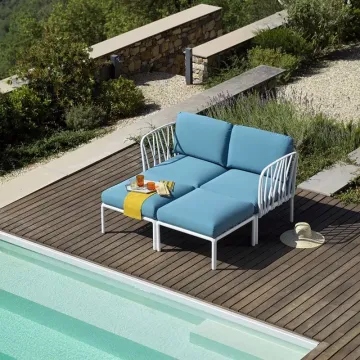 Set mobilier exterior Nardi Komodo cu cadru alb si perne albastru adriatic Sunbrella