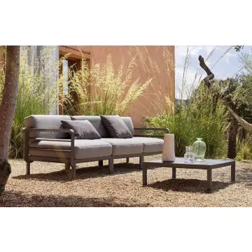 Set mobilier exterior Nardi Maximo cu canapea de colt cu 4 locuri, cadru alb Gesso, masuta si perne alb Perla Sunbrella