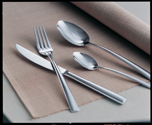 Tacâmuri Villeroy & Boch Piemont din inox, aranjate pe masă